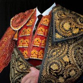 Arte taurino-Traje de luces. Cadmio y Oro con Capote Negro y Oro 81 x 65