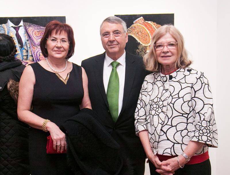 Manuel Franch con su esposa y junto a la directora de la galeria [ Pinturas Taurinas en Agora Gallery, Nueva York ]