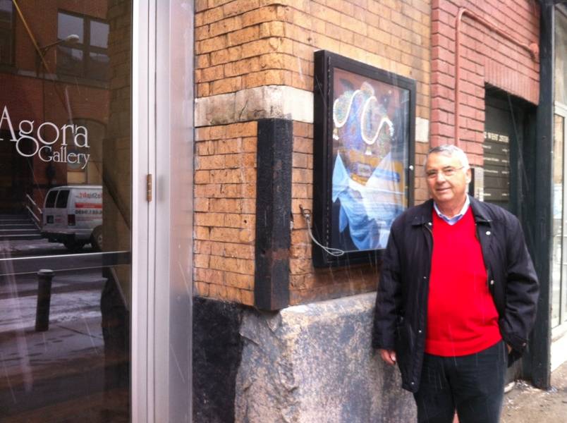Manuel Franch junto al cartel de la exposición en la entrada de la sala [ Pinturas Taurinas en Agora Gallery, Nueva York ]